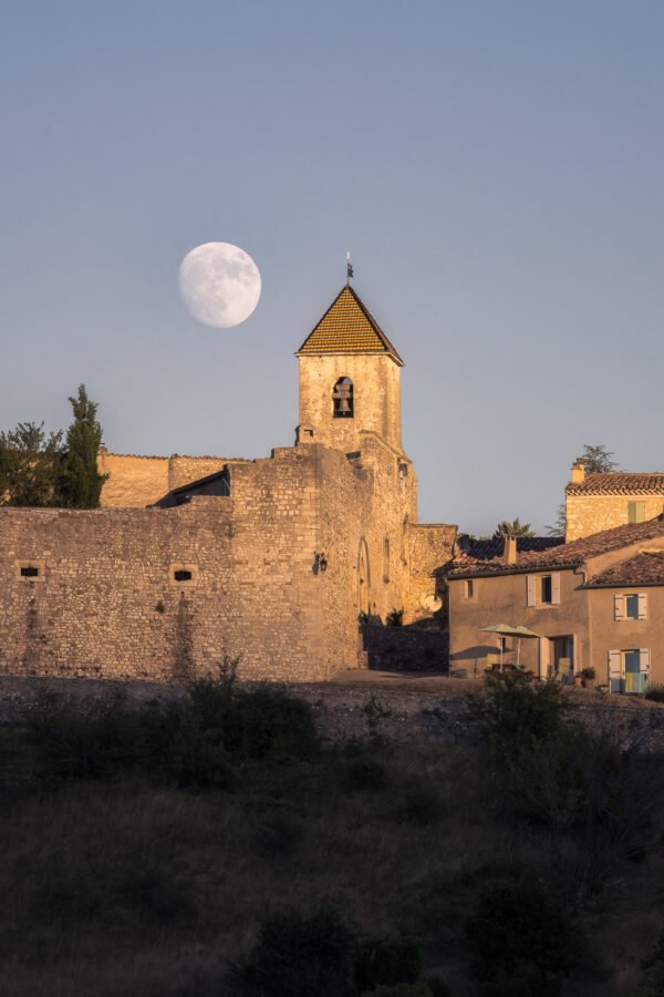 Le village d'Aurel et la super lune, France