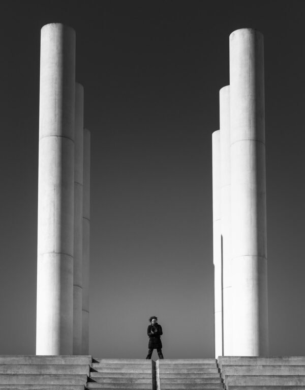 Debout à l'Axe Majeur de Cergy, France