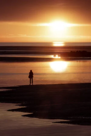 Debout devant le coucher de soleil à Berck-sur-Mer, France