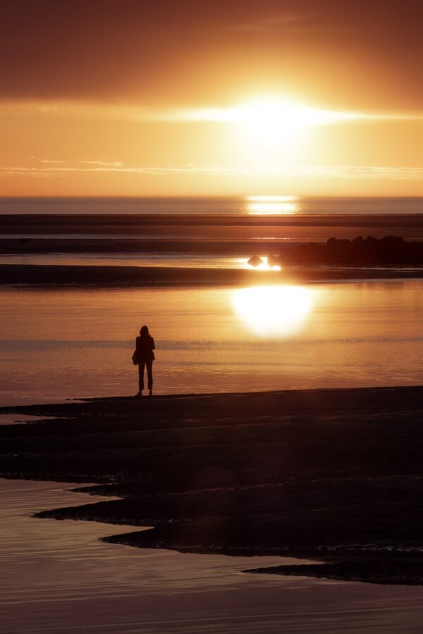 Frente a la puesta de sol en Berck-sur-Mer, Francia